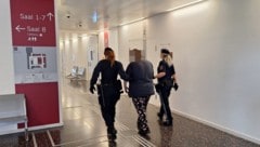 Die 37-Jährige wurde am Landesgericht Eisenstadt von zwei Beamtinnen in Saal 8 geleitet.