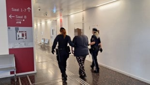 Die 37-Jährige wurde am Landesgericht Eisenstadt von zwei Beamtinnen in Saal 8 geleitet.