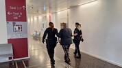 Die 37-Jährige wurde am Landesgericht Eisenstadt von zwei Beamtinnen in Saal 8 geleitet.