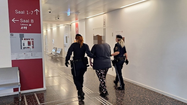 Die 37-Jährige wurde am Landesgericht Eisenstadt von zwei Beamtinnen in Saal 8 geleitet.