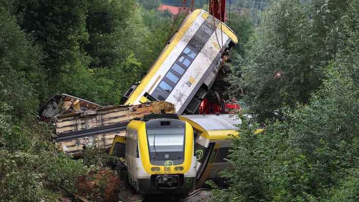 Zwei von drei Waggons müssen noch geborgen werden.