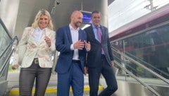 Egger (M.) holte Minister Hanke (re.) mit SPÖ-Verkehrssprecherin Klausner vom Zug ab.