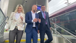 Egger (M.) holte Minister Hanke (re.) mit SPÖ-Verkehrssprecherin Klausner vom Zug ab.
