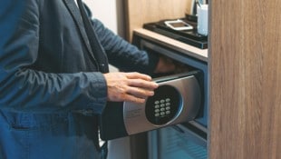Das Paar schwört Stein und Bein, das nun verschwundene Urlaubsgeld im Safe versperrt zu haben – ...