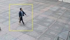 Der Verdächtige vor dem Angriff in dem Bürogebäude in New York mit einem M4-Sturmgewehr – vier ...