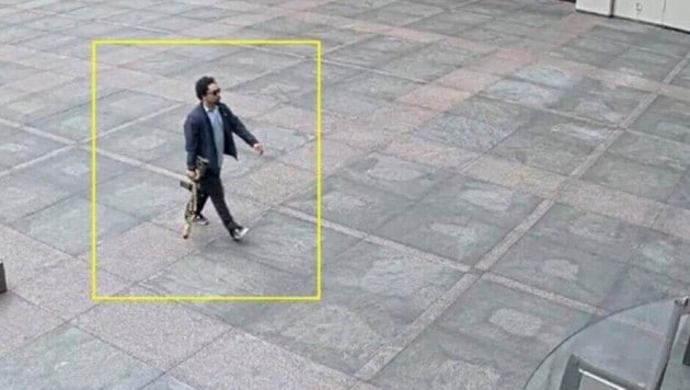 Der Verdächtige vor dem Angriff in dem Bürogebäude in New York mit einem M4-Sturmgewehr – vier ...