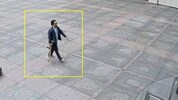 Der Verdächtige vor dem Angriff in dem Bürogebäude in New York mit einem M4-Sturmgewehr – vier ...