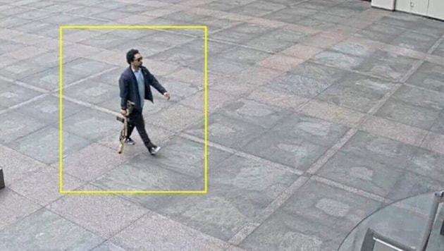 Der Verdächtige vor dem Angriff in dem Bürogebäude in New York mit einem M4-Sturmgewehr – vier ...