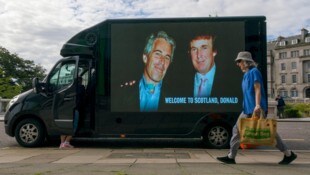 Dass Epstein und Trump sich kannten, will auch dieser Lkw im schottischen Aberdeen die Welt ...