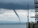 Archivbild einer Wasserhose, die über den Bodensee zieht.
