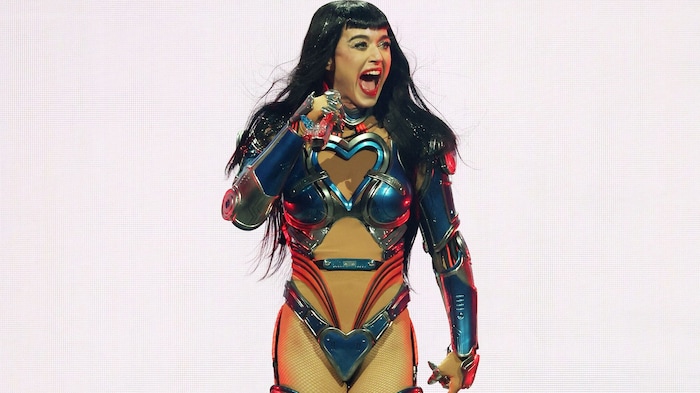 Katy Perry heizte die Londoner O₂-Arena am Montagabend ein und sorgte mit Augenzwinkern für ...