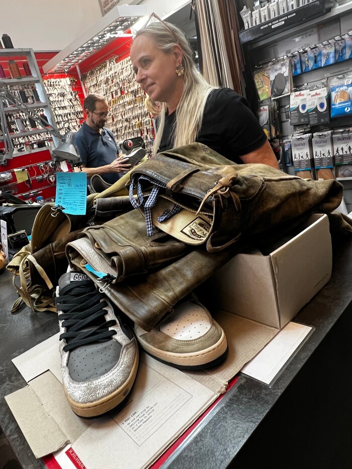 Geflickte Lederhosen wo man hinsieht.