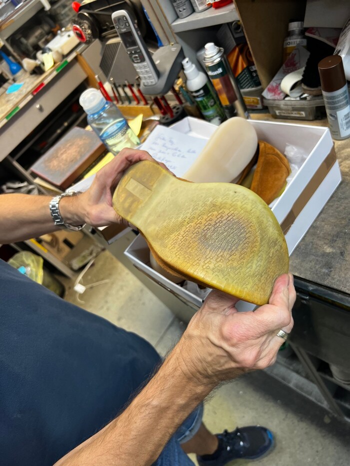 Auch die hochpreisigsten Schuhe werden in der „Schusteria Der“ in Villach wieder auf Vordermann ...