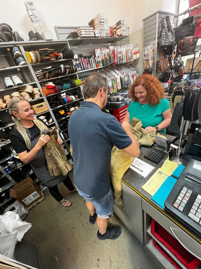 Auch diese Kundin brauchte „Erste Hilfe“ für eine Lederhose.