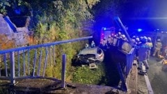 Das Auto durchschlug einen Metallzaun neben der Landesstraße.