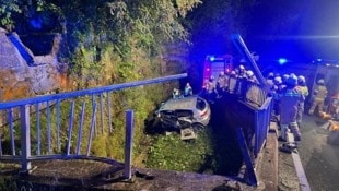 Das Auto durchschlug einen Metallzaun neben der Landesstraße.