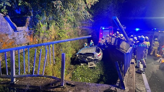 Das Auto durchschlug einen Metallzaun neben der Landesstraße.