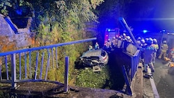 Das Auto durchschlug einen Metallzaun neben der Landesstraße.
