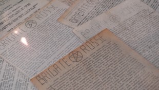 Propaganda-Flugblätter der berüchtigten linksextremen Terrororganisation Roten Brigaden in ...