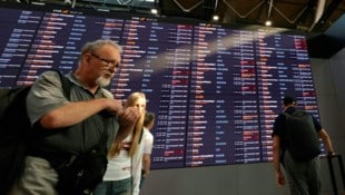 Reisende am Moskauer Flughafen: Dutzende Flüge wurden aufgrund eines Hackerangriffs gestrichen.