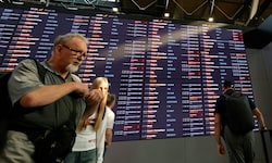 Reisende am Moskauer Flughafen: Dutzende Flüge wurden aufgrund eines Hackerangriffs gestrichen.