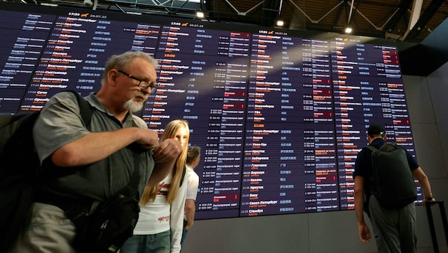 Reisende am Moskauer Flughafen: Dutzende Flüge wurden aufgrund eines Hackerangriffs gestrichen.