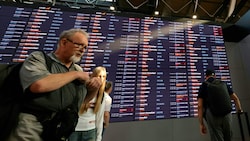 Reisende am Moskauer Flughafen: Dutzende Flüge wurden aufgrund eines Hackerangriffs gestrichen.