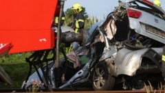 Das Auto wurde bei der Kollision völlig zerfetzt.