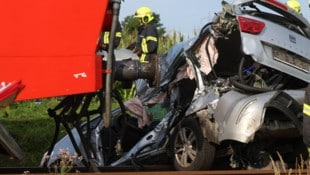 Das Auto wurde bei der Kollision völlig zerfetzt.