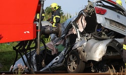 Das Auto wurde bei der Kollision völlig zerfetzt.