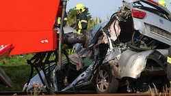 Das Auto wurde bei der Kollision völlig zerfetzt.