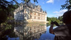 Auch die Fundamente des Schlosses Azay-le-Rideau verrotten, denn sowohl Trockenheit als auch ...