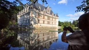 Auch die Fundamente des Schlosses Azay-le-Rideau verrotten, denn sowohl Trockenheit als auch ...