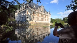 Auch die Fundamente des Schlosses Azay-le-Rideau verrotten, denn sowohl Trockenheit als auch ...