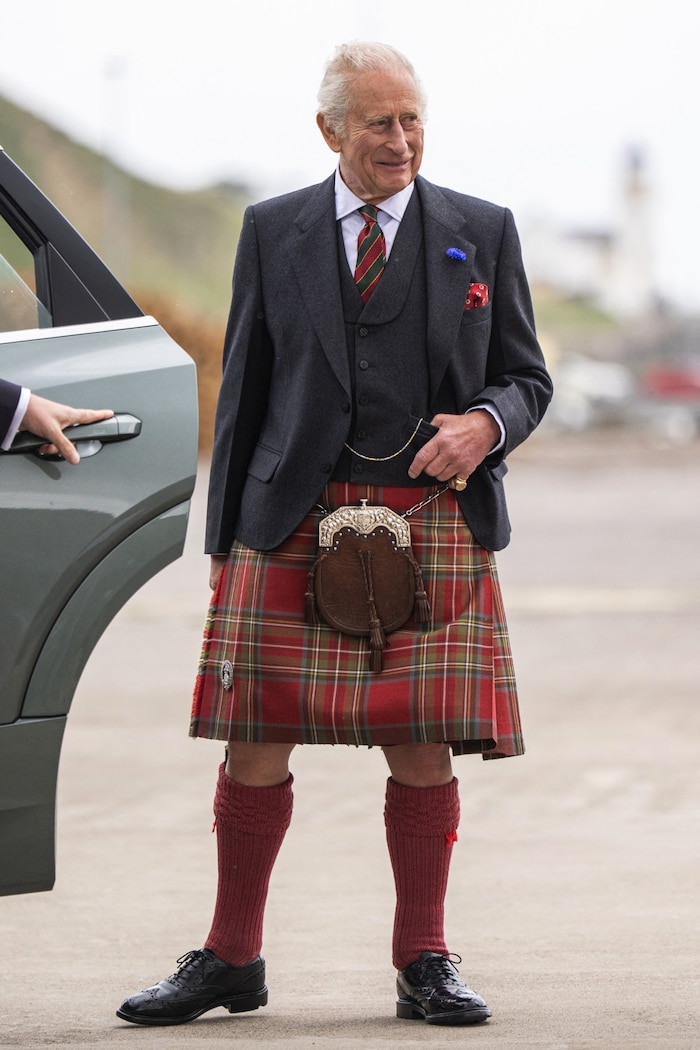 König Charles in Scrabster Harbour in Thurso. Der Monarch trägt einen Royal Stewart Tartan.