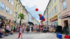 Akrobaten bringen zwischen den historischen Fassaden zum Staunen. Manchmal brauchen sie ...