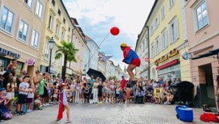 Akrobaten bringen zwischen den historischen Fassaden zum Staunen. Manchmal brauchen sie ...