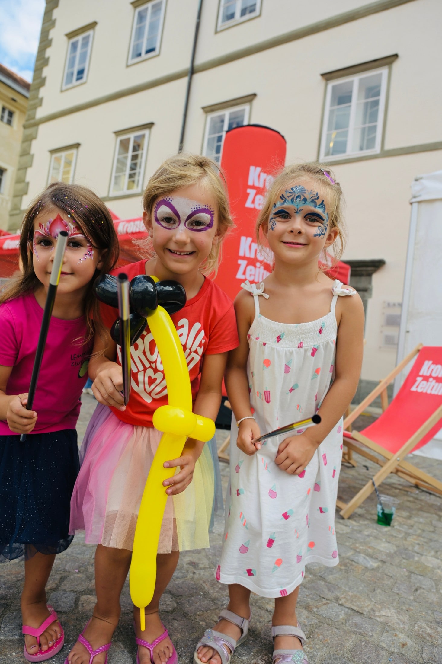 Kleine Besucher genießen das Programm in der Kinderwelt.