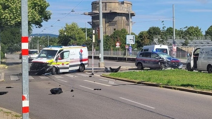 Bei dem schweren Crash wurden mehrere Personen verletzt.