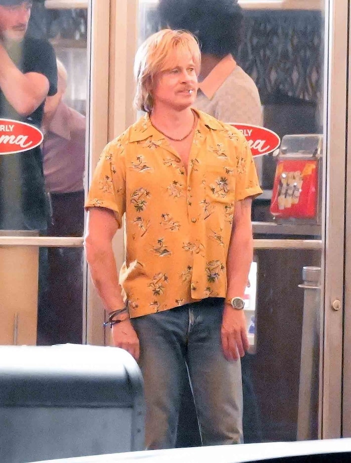 Schnauzer sitzt, Zigarette glimmt – Brad Pitt sieht dabei cooler aus als je zuvor.