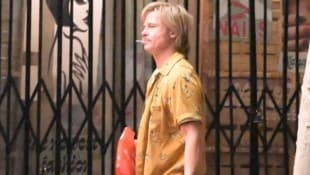 Nur Brad Pitt kann die 70er so sexy machen: Als Cliff Booth steht er mit Schnauzbart, ...