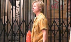 Nur Brad Pitt kann die 70er so sexy machen: Als Cliff Booth steht er mit Schnauzbart, ...