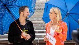 Dem Salzburger Regenwetter trotzen: „Jedermann“ Philipp Hochmair und Schauspielerin/Moderatorin ...