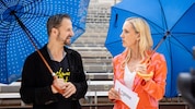 Dem Salzburger Regenwetter trotzen: „Jedermann“ Philipp Hochmair und Schauspielerin/Moderatorin ...