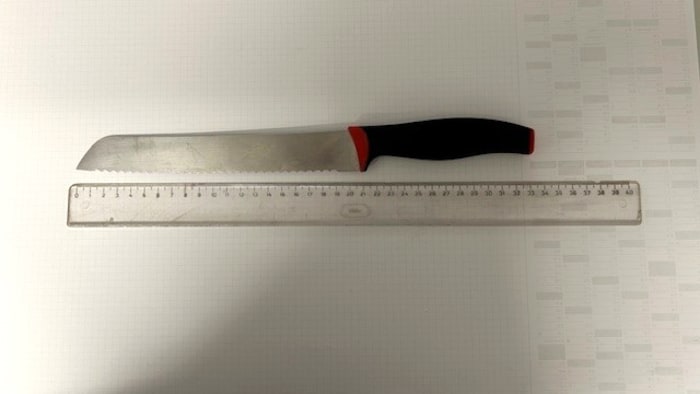 Mit diesem Brotmesser bedrohte der Mann die Rezeptionistin.