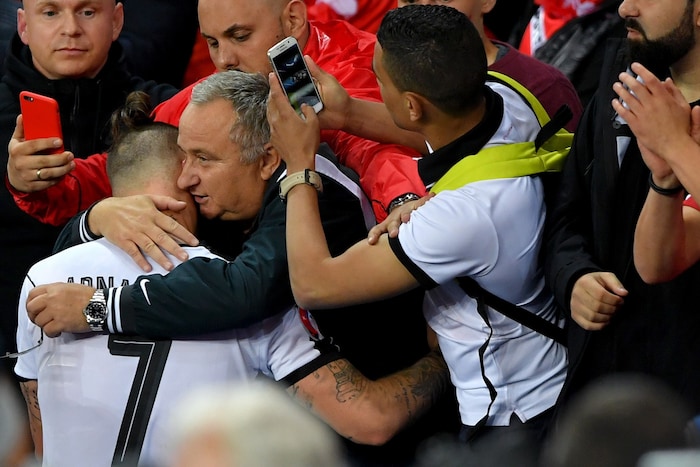 Tomislav Arnautovic umarmt seinen Sohnemann bei der EURO 2016.