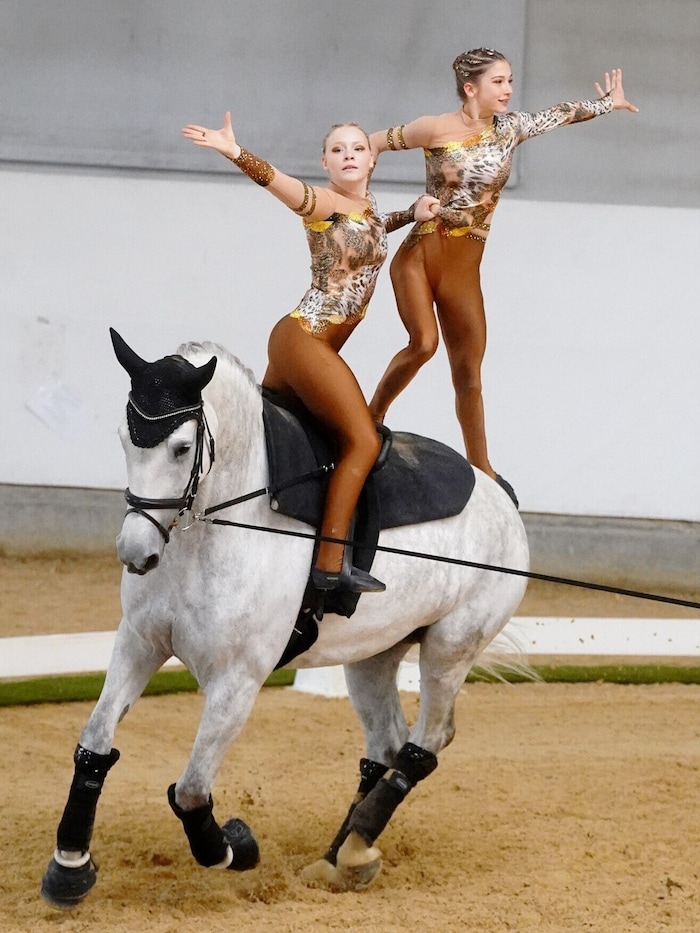 Julia Alber und Eva Koren performen gemeinsam im Pas de Deux. Aber Achtung: während der Kür darf ...