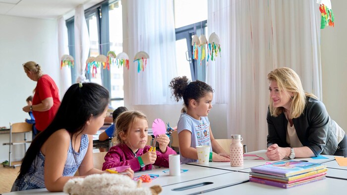 Emmerling (re.) stattete den Kindern einen Besuch ab.