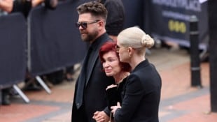 Sharon Osbourne, gestützt von ihren Kindern Jack und Kelly, trauert an der Black Sabbath Bridge ...
