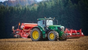 Arbeiten mit dem Traktor am Feld: Das ist derzeit nicht möglich, die Böden sind zu instabil.